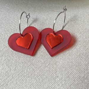 Pendientes compartiendo corazones